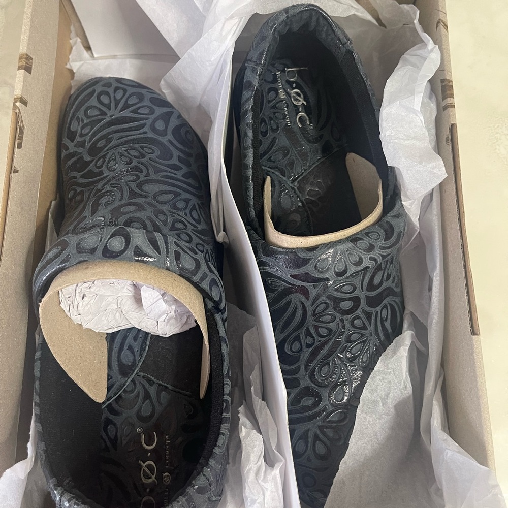 BOC Born Concept Designer Shoes Leather Upper Color: Blue & Black Size 10
